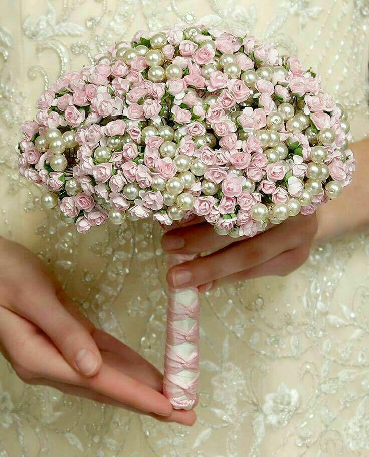 دسته گل زیبا و لو برای عرس گروه هنری روبان